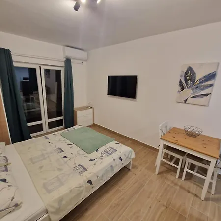 Nada Seaside 아파트 피로바츠